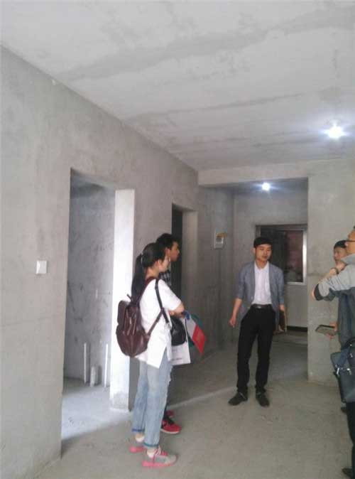 設(shè)計(jì)師交談