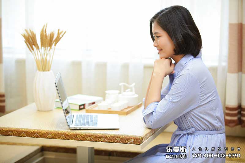 第二屆1024家裝節(jié)美女主播明媛